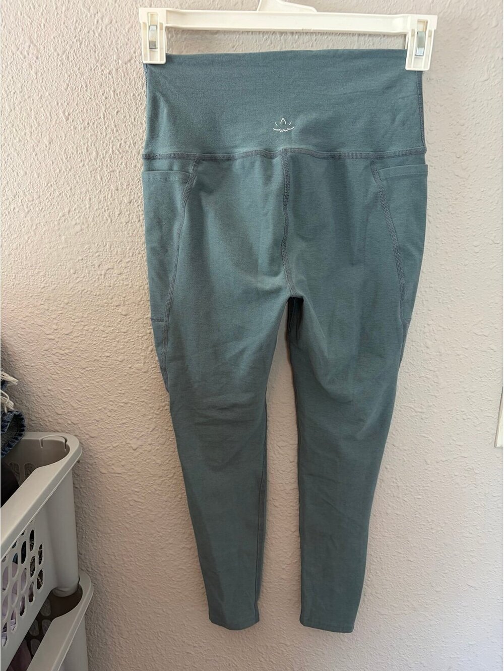 Beyond Yoga blue high waisted 7/8 leggings pockets size L
